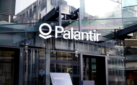 Palantir离万亿市值还有多远？解码其AI平台驱动下的增长奇迹