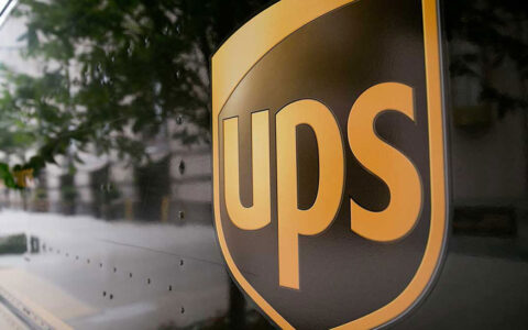 股息高达6.4%，UPS(美国联合包裹)能否抵御关税风暴？重塑战略与国际贸易冲击中的投资机会